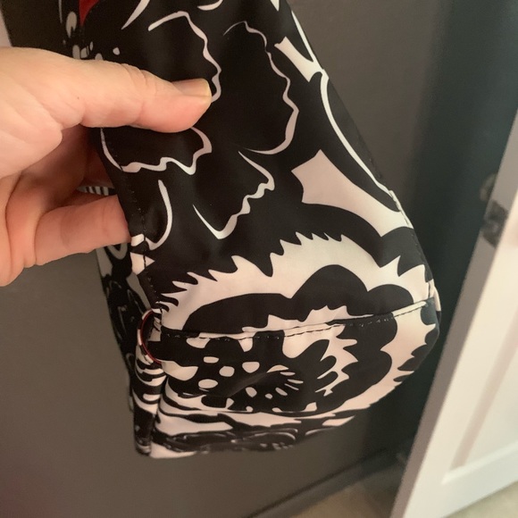 Onyx Blossoms Be Hip JuJuBe with Back Pack straps - Picture 3 of 7